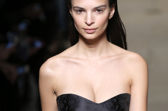 모델이 9일(현지시간) 프랑스 파리에서 열린 2016-2017 미우미우 가을겨울 기성복 컬렉션 패션쇼에서 작품을 선보이고 있다. AP