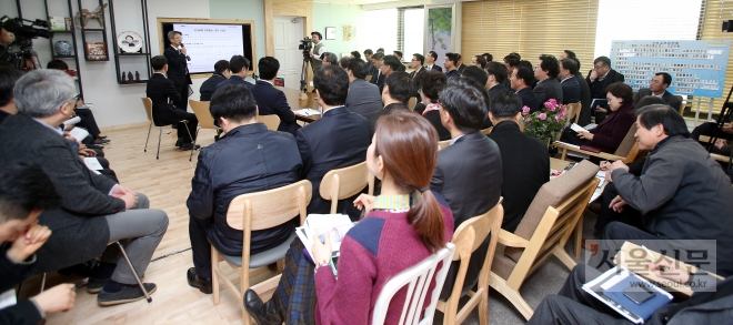 경기도가 매주 한 차례 개최하는 주간정책회의는 각 부서 과장이나 팀장들이 아이디어를 가져와 도지사 등 간부 앞에서 프레젠테이션하며 토론을 진행한다. 사진은 최근 열린 주간정책회의. 경기도 제공 