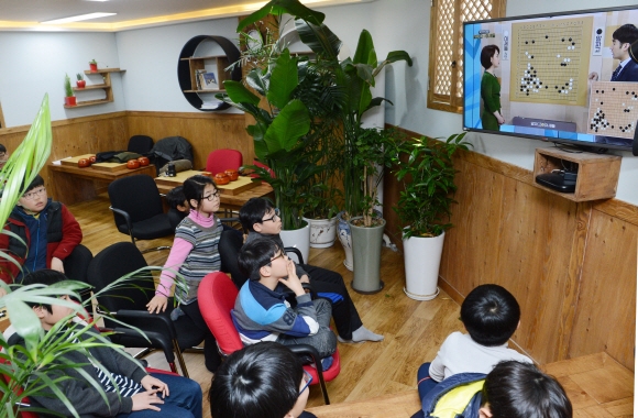 세기의 대국 이세돌-알파고 바둑 중계를 성동구 행당동 이세돌 바둑 연구소에서 바둑을 배우는 어린 학생들이 지켜 보고 있다 2016.3.10안주영기자 jya@seoul.co.kr