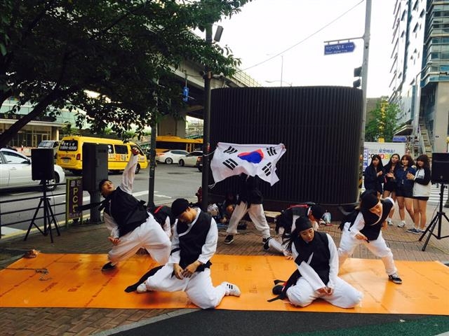 금천 패션아웃렛 거리의 패션·IT문화존에서 청소년 댄스팀이 공연을 하고 있다. 금천구 제공