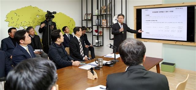 채인석 화성시장이 최근 경기도 주간정책회의에 참석해 남경필 경기도지사 등 간부들 앞에서 주제발표를 하고 있다. 경기도 제공