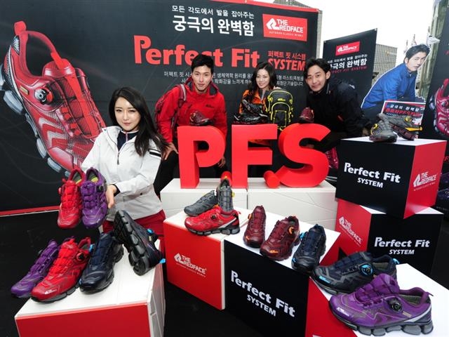 레드페이스 모델들이 서울 청계천에서 신제품 ‘콘트라 PFS 카이 워킹화’를 선보이고 있다. 레드페이스 제공