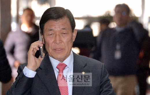 [서울포토] 통화 중인 황진하 새누리당 사무총장