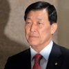 [서울포토] 국회로 출근하는 황진하 새누리당 사무총장