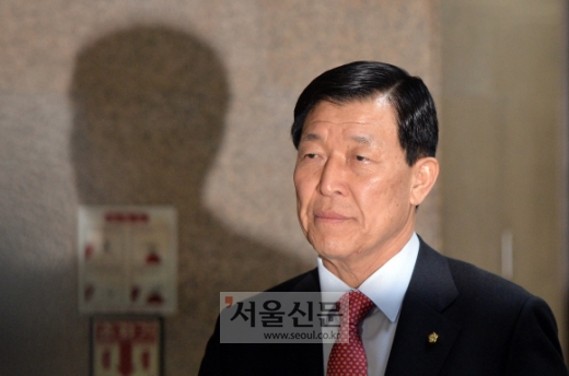 [서울포토] 국회로 출근하는 황진하 새누리당 사무총장