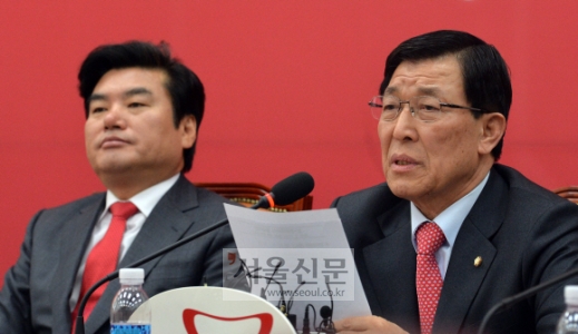 [서울포토] 원내대책회의 참석한 황진하 사무총장