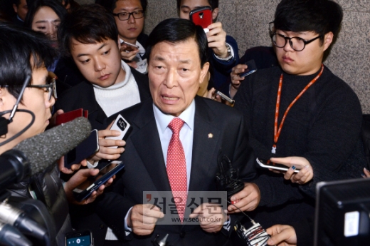 [서울포토] 질문 세례 받는 황진하 사무총장