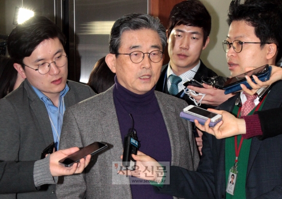새누리당 이한구 공천관리위원장이 11일 여의도 당사로 들어오며 기자들의 질문에 답하고 있다.  박지환 기자 popocar@seoul.co.kr