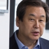 [서울포토] 집무실로 들어서는 김무성 대표