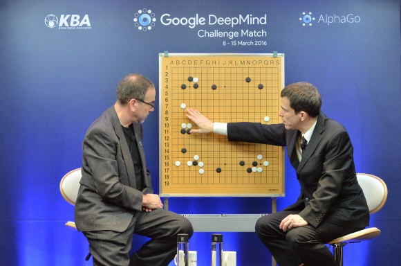 13일 오후 서울 종로구 포시즌스 호텔에서 열린 ’구글 딥마인드 챌린지 매치’ 이세돌 9단 과 구글 인공지능(AI) 프로그램 알파고(AlphaGo)와의 5번기 네번째 대국 상황을 마이클 레드몬드(오른쪽) 9단과 크리스 갈록 미국바둑협회 커뮤니케이션 부회장이 영어 해설을 하고 있다.  손형준 기자 boltagoo@seoul.co.kr