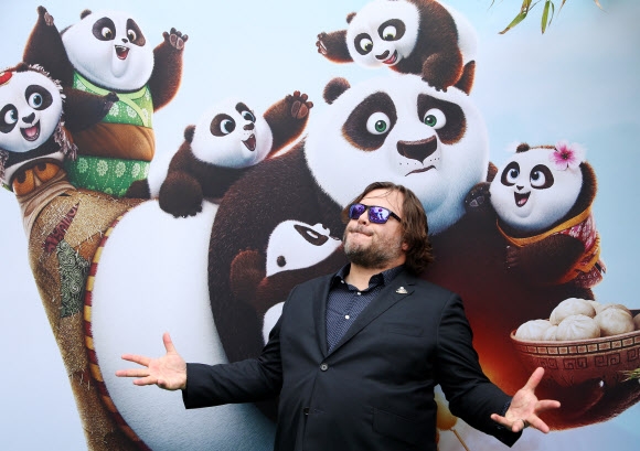 할리우드 배우 잭 블랙이 13일(현지시간) 호주 시드니에서 열린 영화 ‘쿵푸 팬더3’ 시사회에 참석해 익살스러운 포즈를 취하고 있다. AP 연합뉴스