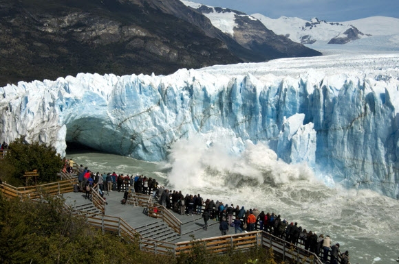 거대한 무게와 압력을 이기지 못한 빙하가 떨어져 나오는 장관이 연출됐다. 아르헨티나의 유명 관광지인 빙하국립공원의 페리토 모레나 빙하 일부가 지난 9일(현지시간) 굉음을 내면서 분리되고 있다. 폭 250m, 높이 70m의 빙하 덩어리가 분리되는 모습을 지켜보던 관광객들은 탄성을 내지르며 환호했다. 이곳에서 빙하가 떨어져 나온 것은 2012년 3월 이후 4년 만이다. 전문가들은 이번 빙하 분리는 기후변화와 관련이 없고, 페리토 모레나 빙하의 무게와 압력 때문에 발생한 것이라고 설명했다고 미국 ABC뉴스가 전했다 엘칼라파테 신화 연합뉴스