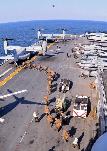 지난 12일 경북 포항 인근 해상에서 열린 한·미연합 상륙훈련 ‘쌍룡훈련’에 참가한 미국 해군의 강습상륙함 본험리처드함(LHD6 4만 500t급) 갑판에서 미 해병 장병들이 수직이착륙기 오스프리(MV-22)에 줄지어 탑승하고 있다. 사진공동취재단