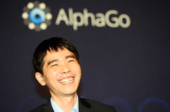 이세돌 9단이 13일 서울 종로구 포시즌스 호텔에서 열린 ‘구글 딥마인드 챌린지 매치’ 인공지능(AI) 바둑 프로그램 알파고(AlphaGo)와의 5번기 제4국에서 승리한 뒤 기자회견에서 활짝 웃고 있다. 박윤슬 기자 seul@seoul.co.kr 