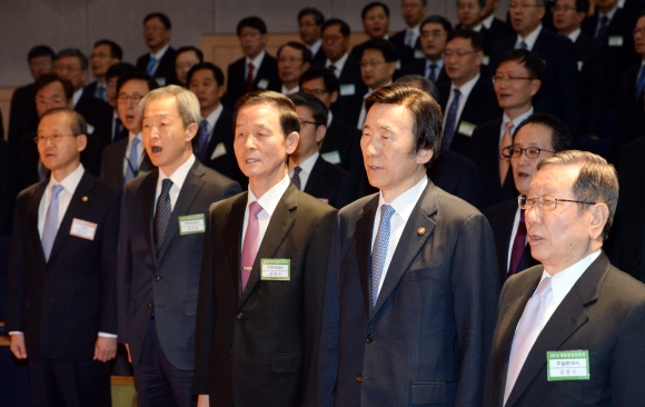 2016년도 재외공관장회의가 외교부청사에서 열렸다.(앞줄 오른쪽 부터) 주일본 유흥수 대사, 윤병세 외교부 장관, 주중국 김장수, 주미국 안호영 대사  2016.03.14 김명국전문기자 daunso@seoul.co.kr