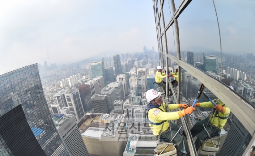 [서울포토] ‘묶은 때를 벗겨내자’