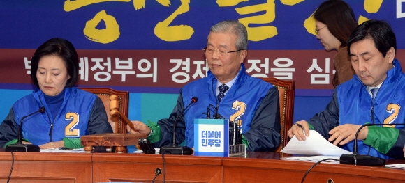 더불어민주당 김종인 비상대책위 대표가 회의를 주재 하고 있다.  2016.3.14.  이종원 선임기자 jongwon@seoul.co.kr