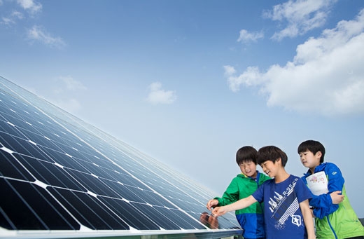 태양광기업 OCI는 국내 도서 산간 지역에 있는 초등학교 240곳에 태양광발전설비를 기증했다. 올해도 제주도 등 60곳에 추가로 태양광발전설비를 기증한다. 사진은 어린이들이 태양광발전설비를 둘러보는 모습. 