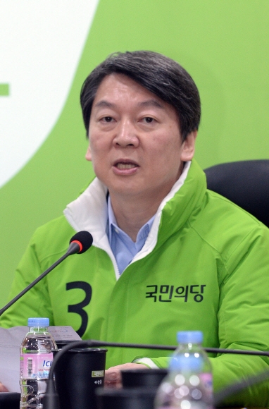 14일 서울 영등포구 여의도 국회 의원회관에서 안철수 대표가 국민의당 최고위원회의에 참석하고 있다.  2016.3.14 박지환기자 popocar@seoul.co.kr