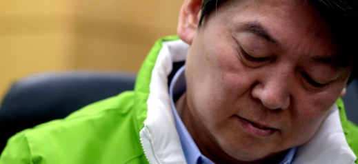 [서울포토] 굳은 표정의 안철수 대표