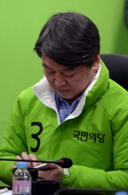 [서울포토] ‘굳은 표정’ 안철수 대표, 국민의당 최고위원회의 참석