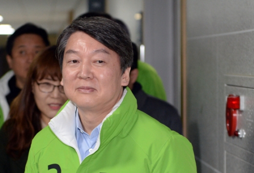 [서울포토] ‘굳은 표정’ 안철수 대표, 국민의당 최고위원회의 참석