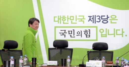 [서울포토] ‘굳은 표정’ 안철수 대표, 국민의당 최고위원회의 참석