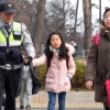 [서울포토] ‘경찰아저씨와 함께 안전한 등굣길’