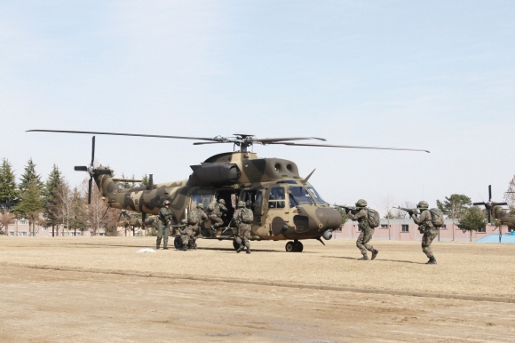 적 침투가 예상되는 지역으로 신속히 기동하기 위해 특공부대원들이 수리온(KUH-1)에 탑승하고 있다.육군 제공