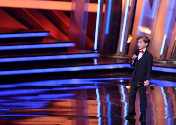 13일(현지시간) 캐나다 토론토에서 열린 ‘2016 캐나다 스크린 어워즈’에서 영화 ‘룸’으로 남우주연상을 수상한 배우 제이콥 트렘블레이가 수상소감을 말하고 있다. AP 연합뉴스