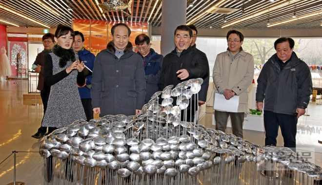 양기대(앞줄 왼쪽 세 번째) 광명시장이 지난 12일 광명동굴을 방문한 윤성규(두 번째) 환경부 장관에게 업사이클아트센터에 전시된 스테인리스 그릇으로 만든 이송준의 작품을 설명하고 있다. 광명시 제공 