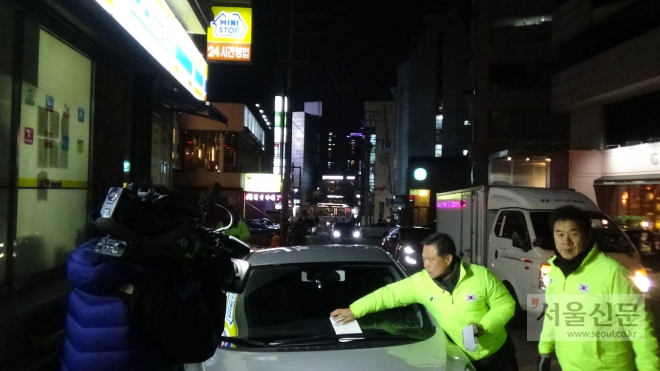 서울 강남구 직원들이 청담동 카페 밀집지역에서 올바른 대리주차 문화 정착을 위한 홍보활동을 하고 있다. 강남구 제공