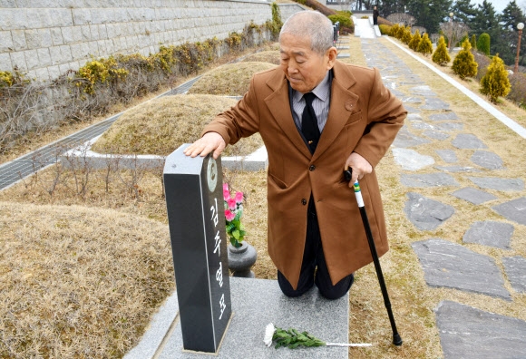 지난 13일 오후 경남 창원 국립 3·15묘역 김주열 열사의 묘소 앞에서 당시 김 열사의 시신을 마산 앞바다에 버릴 때 사용한 자동차를 운전한 김덕모씨가 참배하고 있다. 창원 연합뉴스