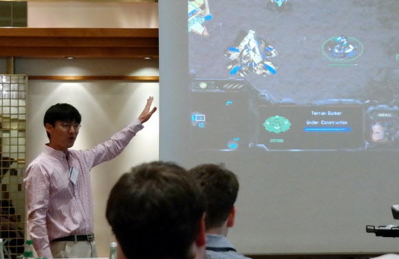 2014년 열렸던 국제 게임인공지능 경진대회 ‘CIG 2014’에서 스타크래프트 부문을 주관했던 김경중 교수가 대회 결과를 발표하고 있다. 연합뉴스