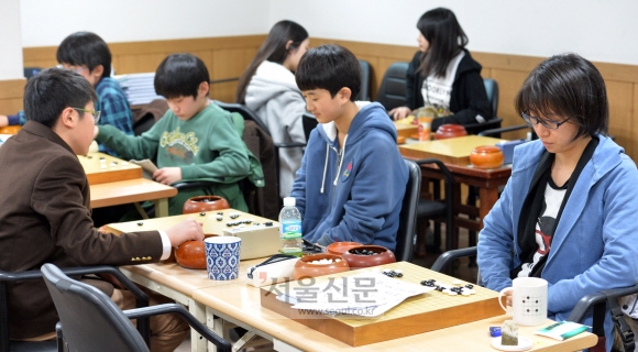 충암바둑도장 수강생들이 14일 서울 서대문구 남가좌동 충암도장에서 동료들과 대국을 펼치거나 기보를 보며 연구에 몰두하고 있다. 손형준 기자 boltagoo@seoul.co.kr