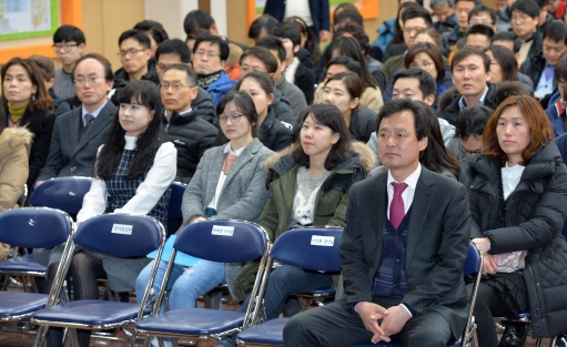 박겸수(오른쪽 두 번째) 강북구청장이 지난 11일 구청 대강당에서 열린 공직자 행동강령 및 청렴특강을 직원들과 함께 경청하고 있다. 손형준 기자 boltagoo@seoul.co.kr