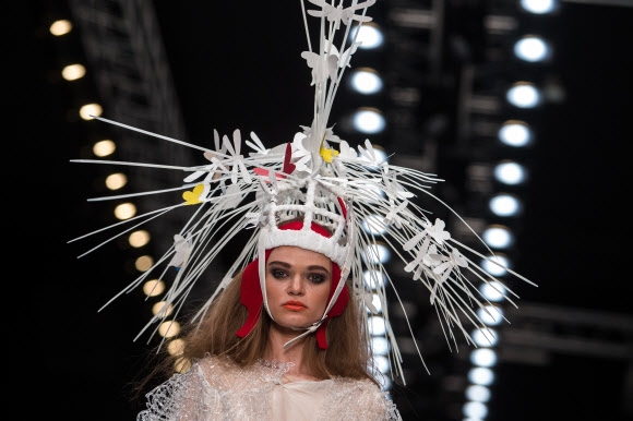 14일(현지시간) 러시아 모스크바에서 열린 ‘메르세데스 벤츠 패션 위크(Mercedes-Benz Fashion Week)’중 모델이 러시아의 패션 그룹 ‘Contradiction’의 작품을 선보이고 있다. AP 연합뉴스