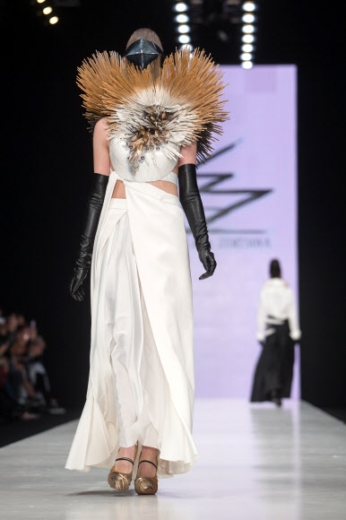 14일(현지시간) 러시아 모스크바에서 열린 ‘메르세데스 벤츠 패션 위크(Mercedes-Benz Fashion Week)’중 모델이 러시아의 패션 그룹 ‘Contradiction’의 작품을 선보이고 있다. AP 연합뉴스