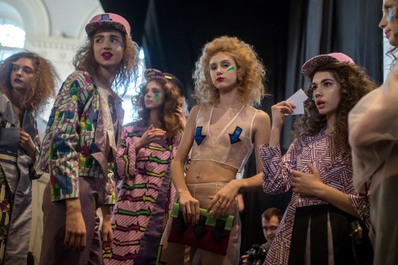 14일(현지시간) 러시아 모스크바에서 열린 ‘메르세데스 벤츠 패션 위크(Mercedes-Benz Fashion Week)’중 모델들이 러시아의 패션 그룹 ‘Contradiction’의 백스테이지에서 패션쇼 준비를 하고 있다. AP 연합뉴스