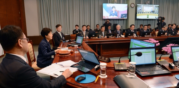 박근혜 대통령이 15일 청와대에서 열린 제11회 국무회의를 주재하고 있다.      안주영 기자 jya@seoul.co.kr