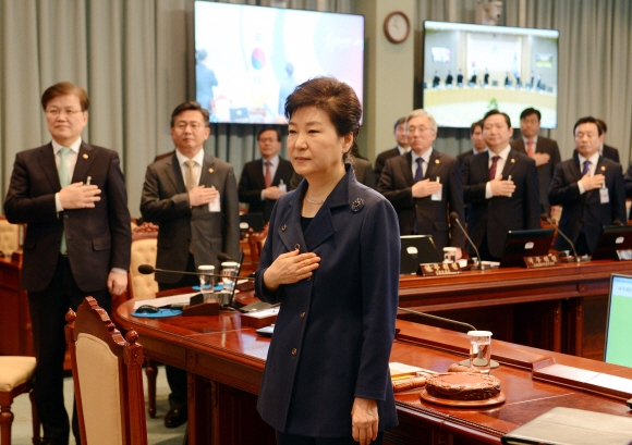 박근혜 대통령이 15일 청와대에서 열린 제11회 국무회의를 주재하고 있다.      안주영 기자 jya@seoul.co.kr
