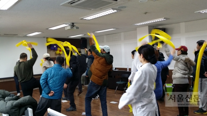 서울 금천구 정신건강증진센터에서 체육 치료 프로그램에 참여한 주민들이 운동하고 있다. 금천구 제공 