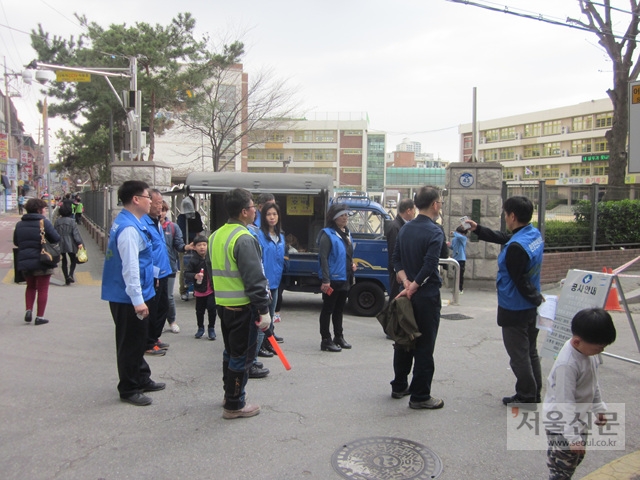 서울 광진구 현장 살피미 요원들이 순찰하고 있다. 광진구 제공 