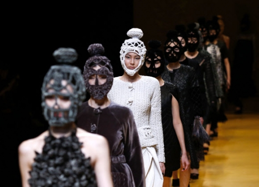 15일(현지시간) 일본 도쿄 패션위크에서 모델들이 베트남 디자이너 응우엔 콩 트리(Nguyen Cong Tri)’2016 가을/겨울 컬렉션’ 작품을 선보이고 있다.<br>AP 연합뉴스