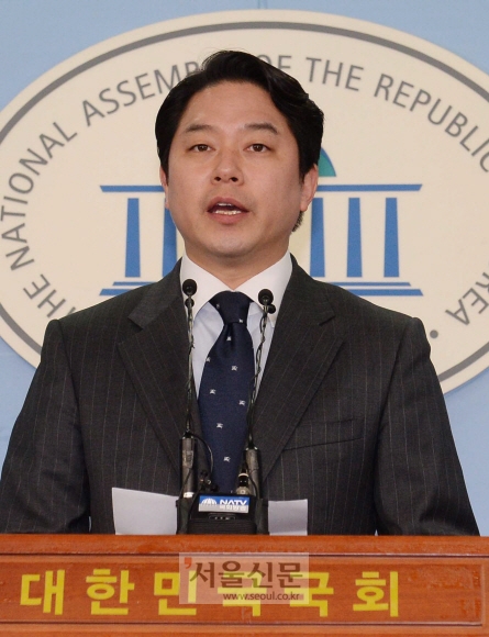 더불어민주당 공천에서 탈락한 정호준 의원이 15일 오후 서울 여의도 국회 정론관에서 탈당을 선언하고 있다. 이종원 선임기자 jongwon@seoul.co.kr