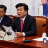[서울포토] 새누리당 원내대책회의서 발언하는 원유철