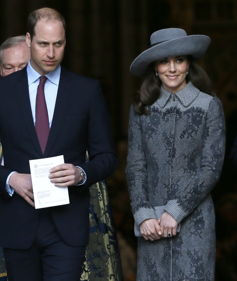 윌리엄 영국 왕세손(왼쪽), 케이트 미들턴 왕세손비가 14일(현지시간) 열린 ‘영연방 기념일’ 행사에 참석 후 영국 런던 웨스트민스터 사원을 떠나고 있다. AP 연합뉴스