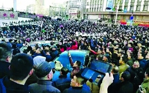 헤이룽장성 솽야산시 탄광 노동자들이 지난 12일 광장에 모여 시위를 벌이고 있다.  중국 웨이보 캡처