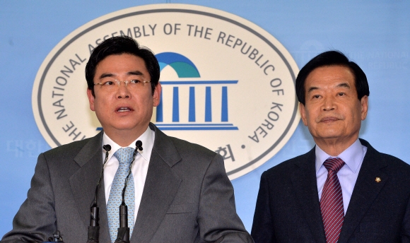 새누리당 홍지만(왼쪽) , 서상기(오른쪽) 의원이 16일 국회에서 공천탈락과 관련 한 기자회견을 하고 있다.  이종원 선임기자 jongwon@seoul.co.kr