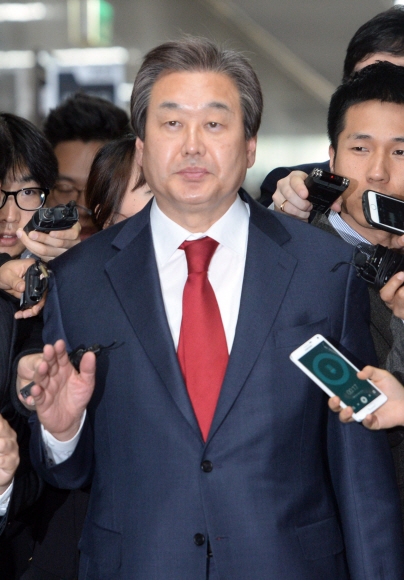 [서울포토] 회의실 빠져나오는 김무성